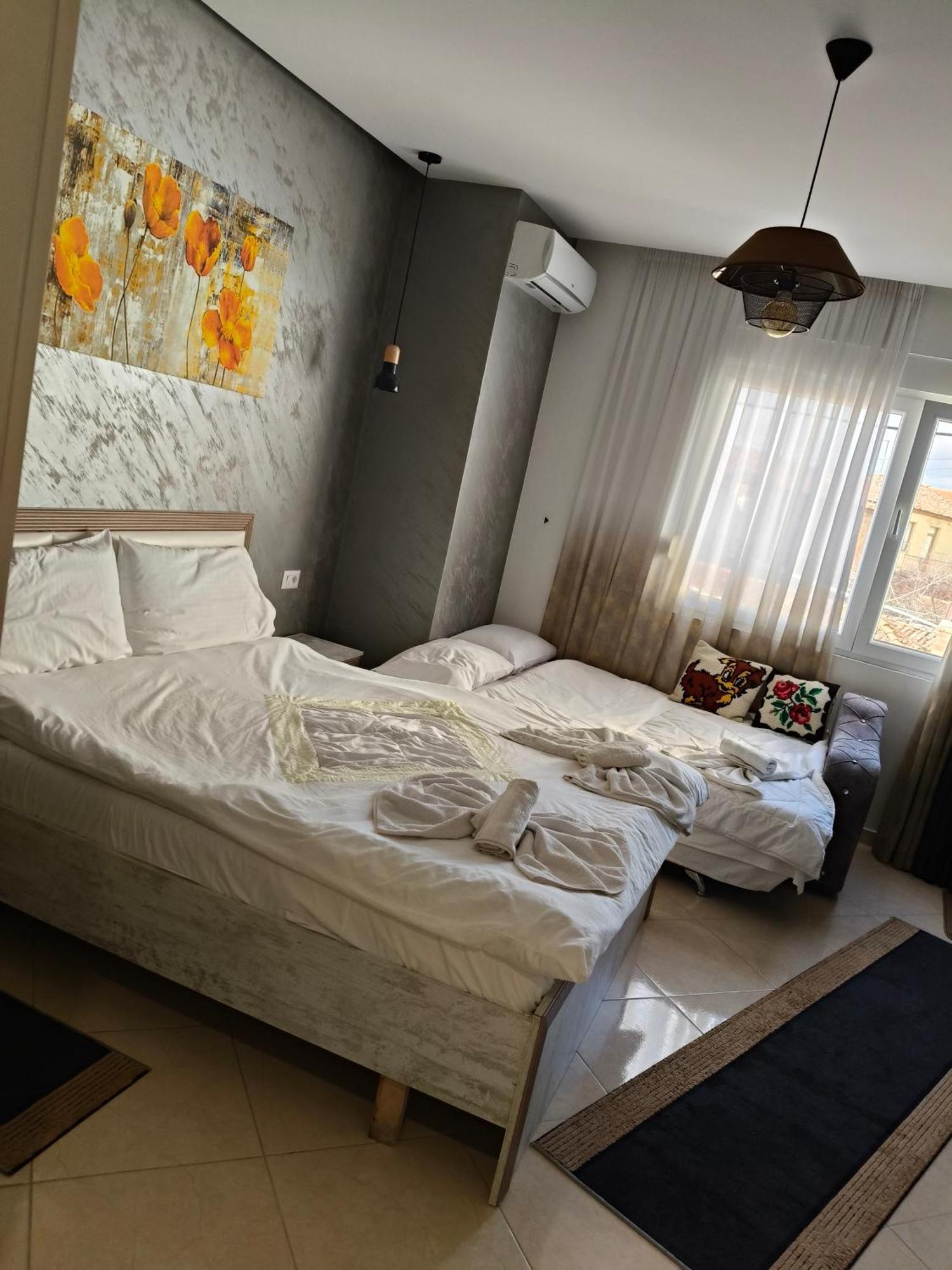 Ajilin Hotel Rooms Korce Quarto foto